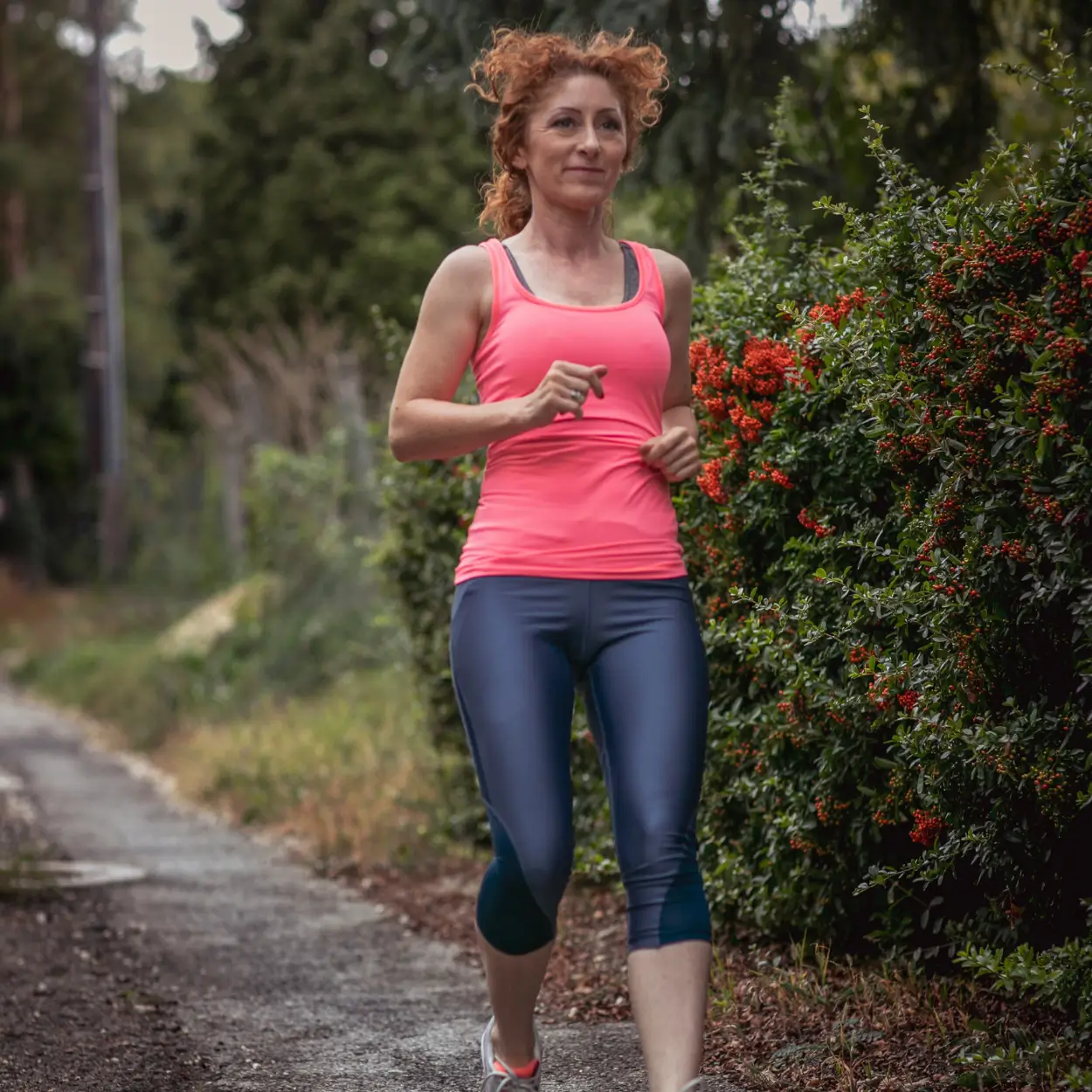 Ötvös Edina egészségserpa fut a szabadban. Edina is running outdoor